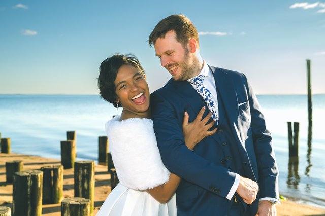 Romantisches Hochzeitspaar bei Sonnenuntergang